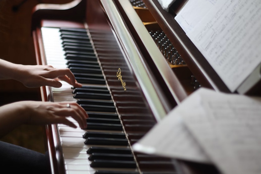 Niña tocando el piano en una escuela de música (Ivanna Blinova Unsplash)